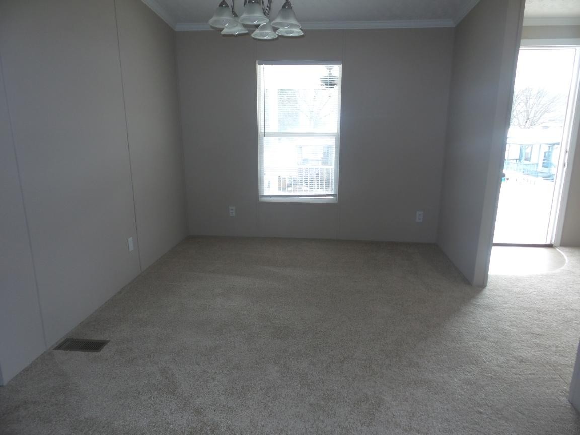 135 King Street Clinton, TN 37716 - Photo 14 of 29 an empty room with a window