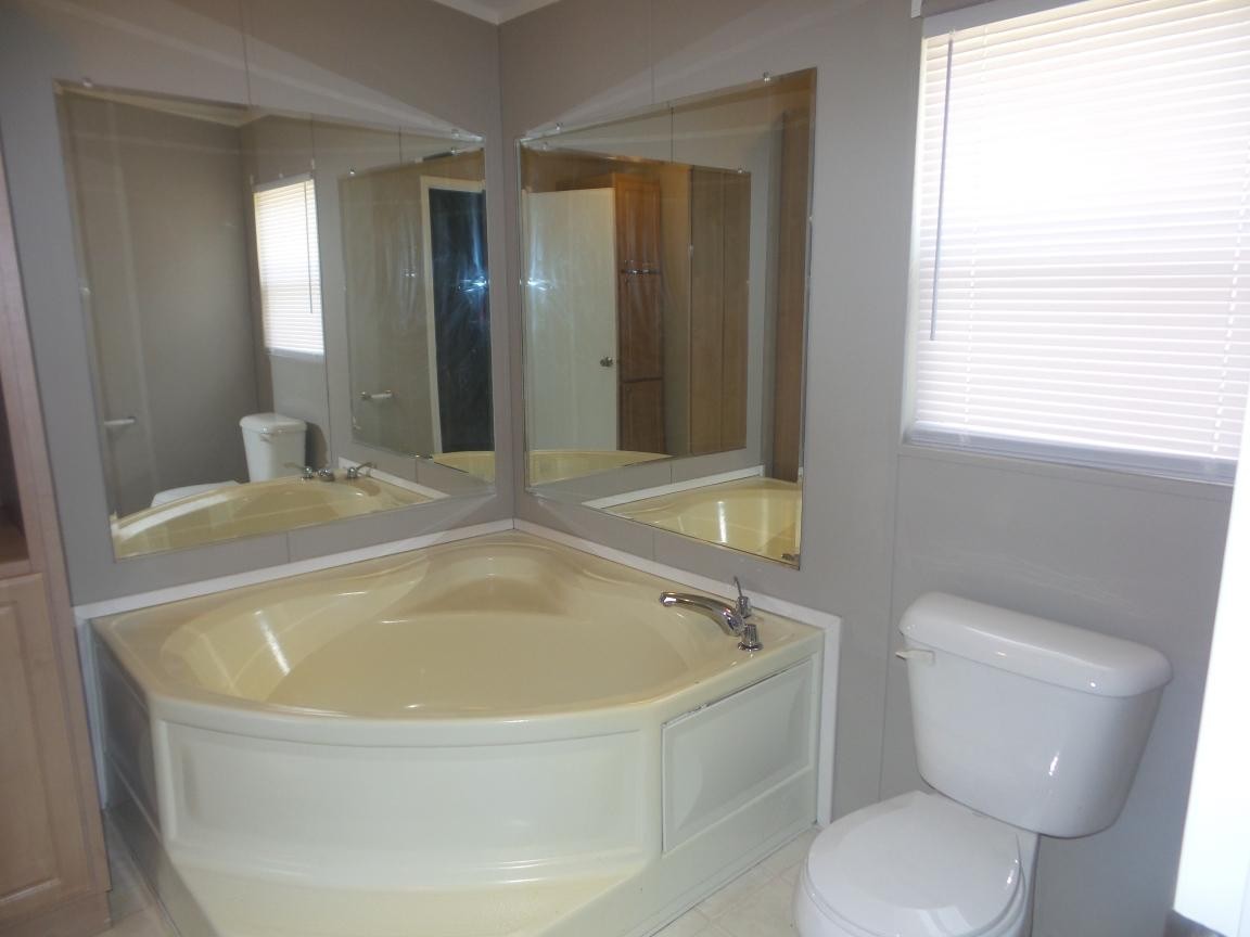 135 King Street Clinton, TN 37716 - Photo 16 of 29 a bathroom with a toilet and bathtub
