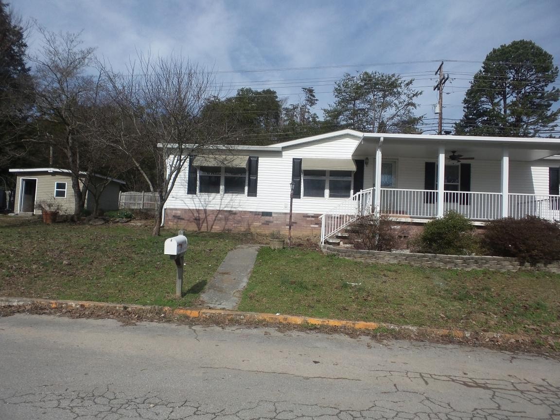 135 King Street Clinton, TN 37716 - Photo 23 of 29 a front view of a house with garden