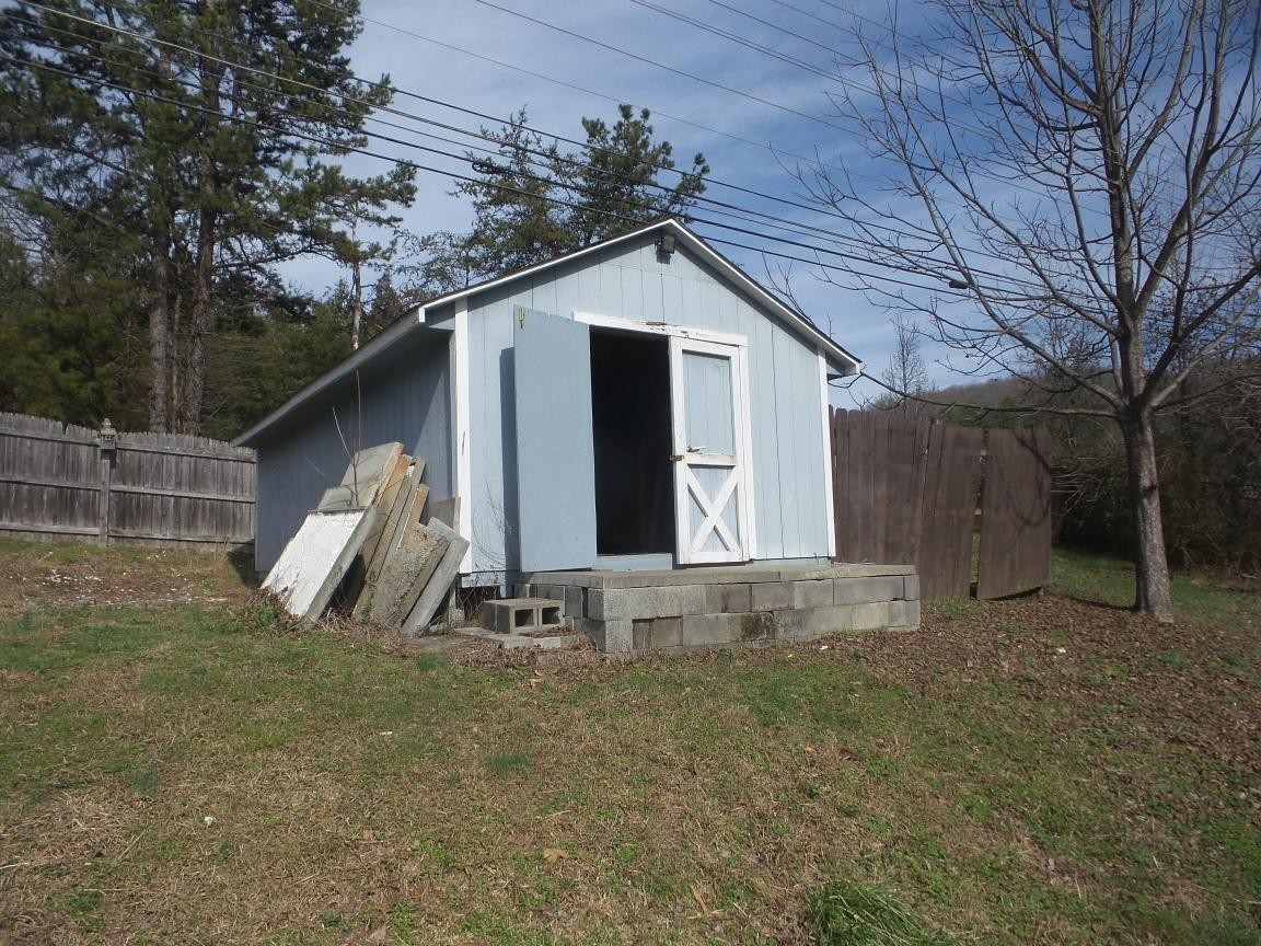 135 King Street Clinton, TN 37716 - Photo 26 of 29 a view of outdoor space and yard