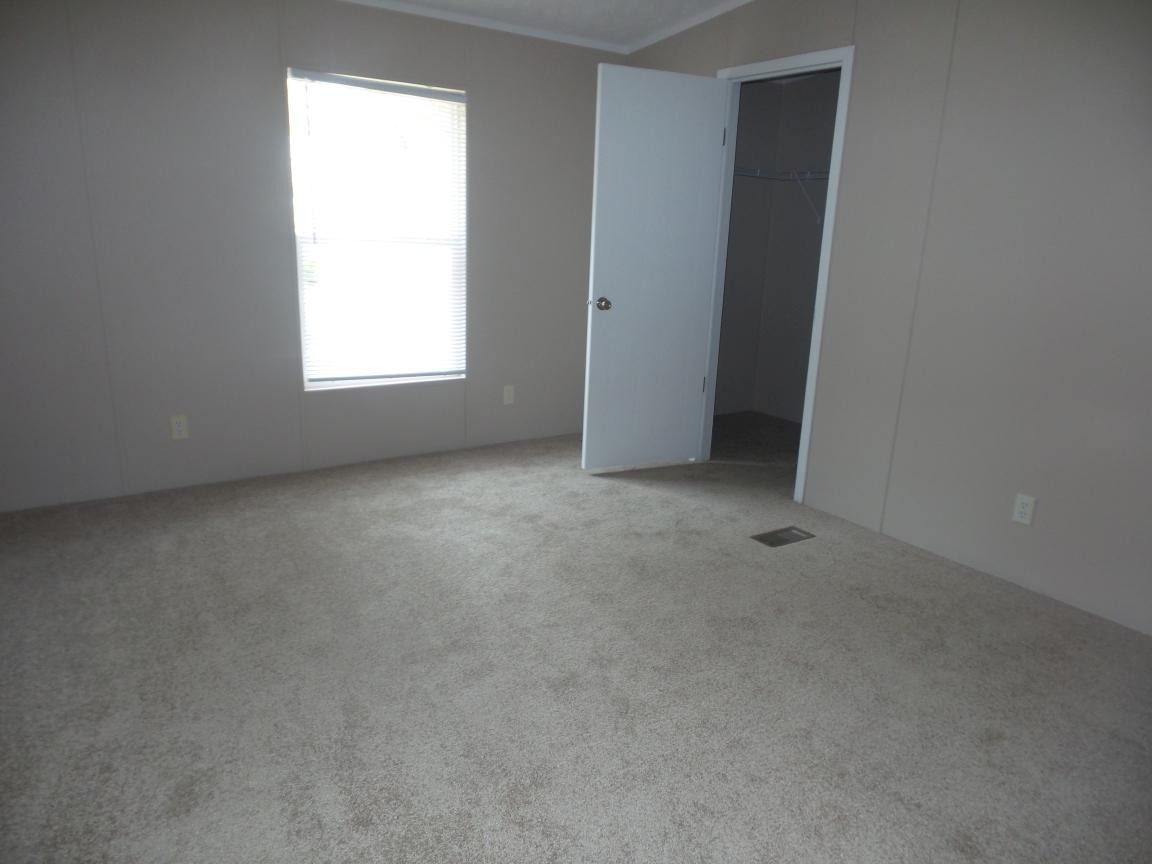 135 King Street Clinton, TN 37716 - Photo 8 of 29 an empty room with a window