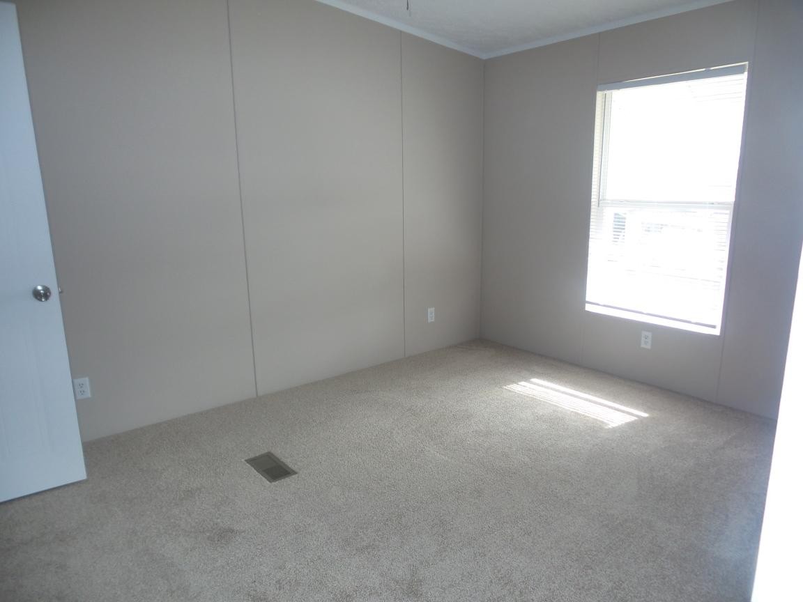135 King Street Clinton, TN 37716 - Photo 10 of 29 an empty room with a window