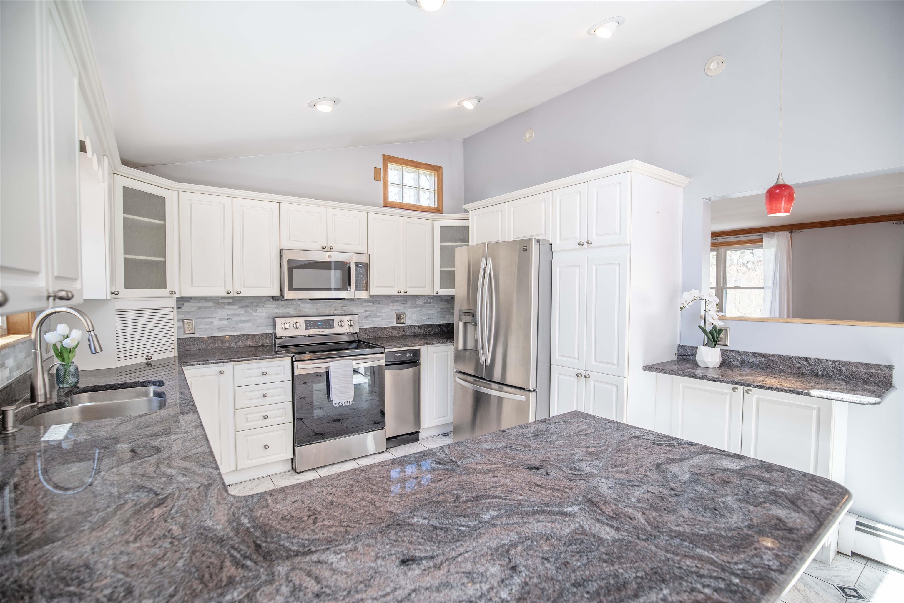 141 Bluff Street Salem, NH 03079 - Photo 6 of 40 Gallery Image 6