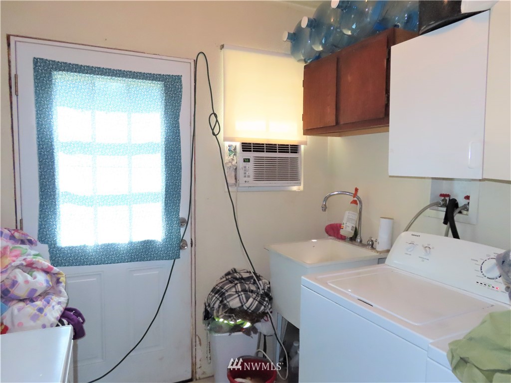 347 West Curlew Lake Road Republic, WA 99166 - Photo 9 of 26 a bathroom with a sink toilet and tub