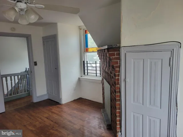 a view of an entryway with a workspace