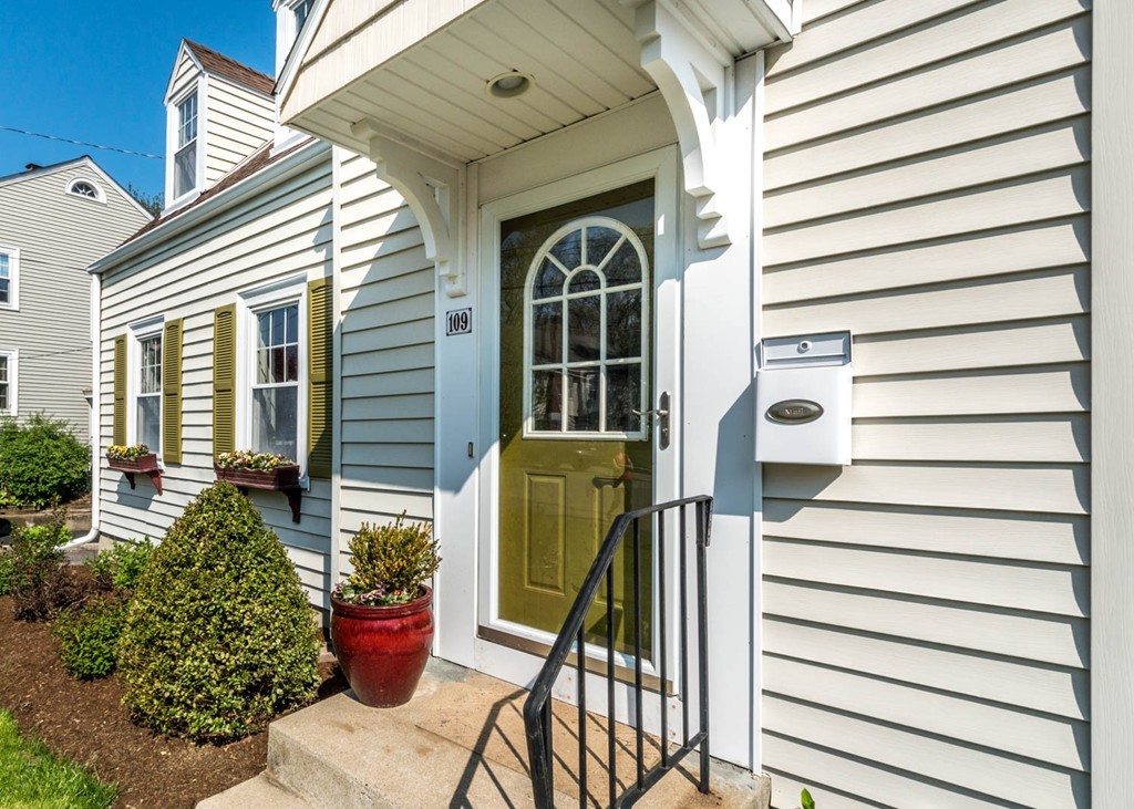 109 Thornton Road Waltham, MA 02453 - Photo 3 of 30