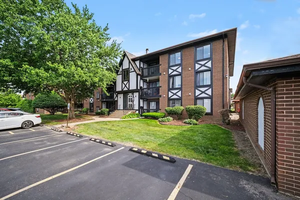 $1,850 | 13615 Royal Court, Unit 309, Crestwood, IL 60418