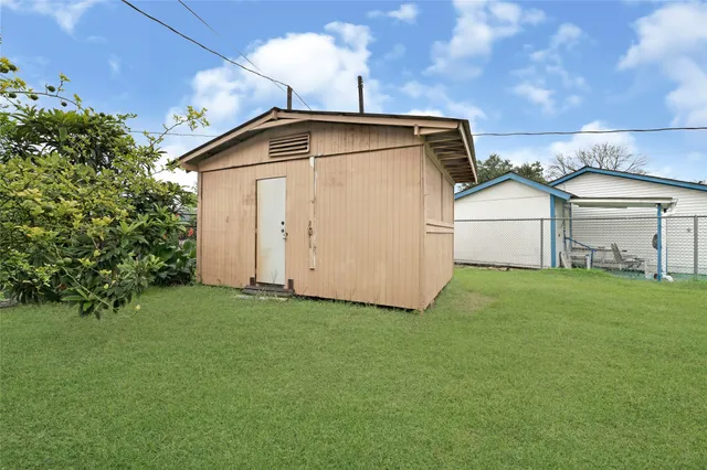 a view of a house with backyard