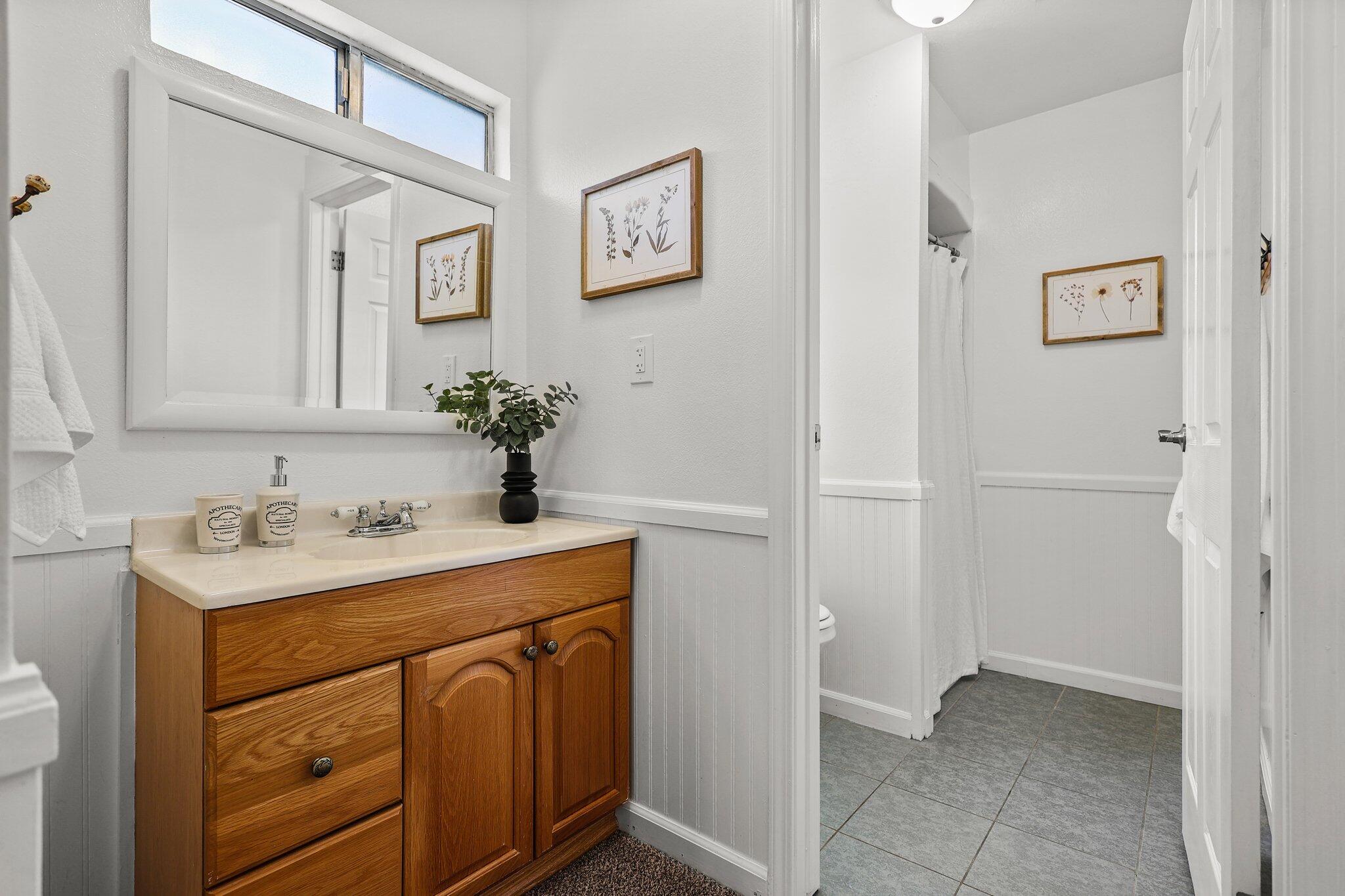 19186 Knighton Road Redding, CA 96002 - Photo 25 of 50 3rd Bath