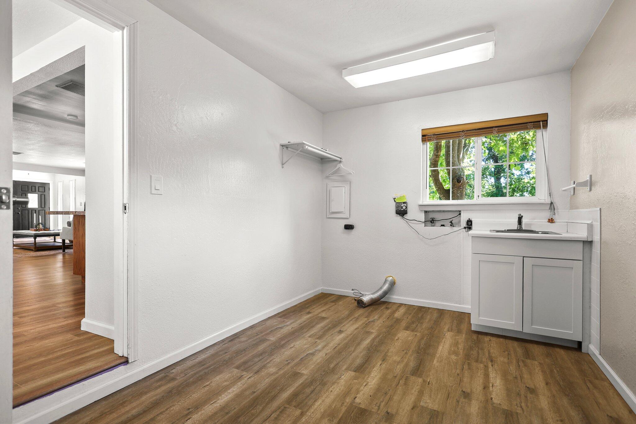 19186 Knighton Road Redding, CA 96002 - Photo 27 of 50 Huge Laundry room