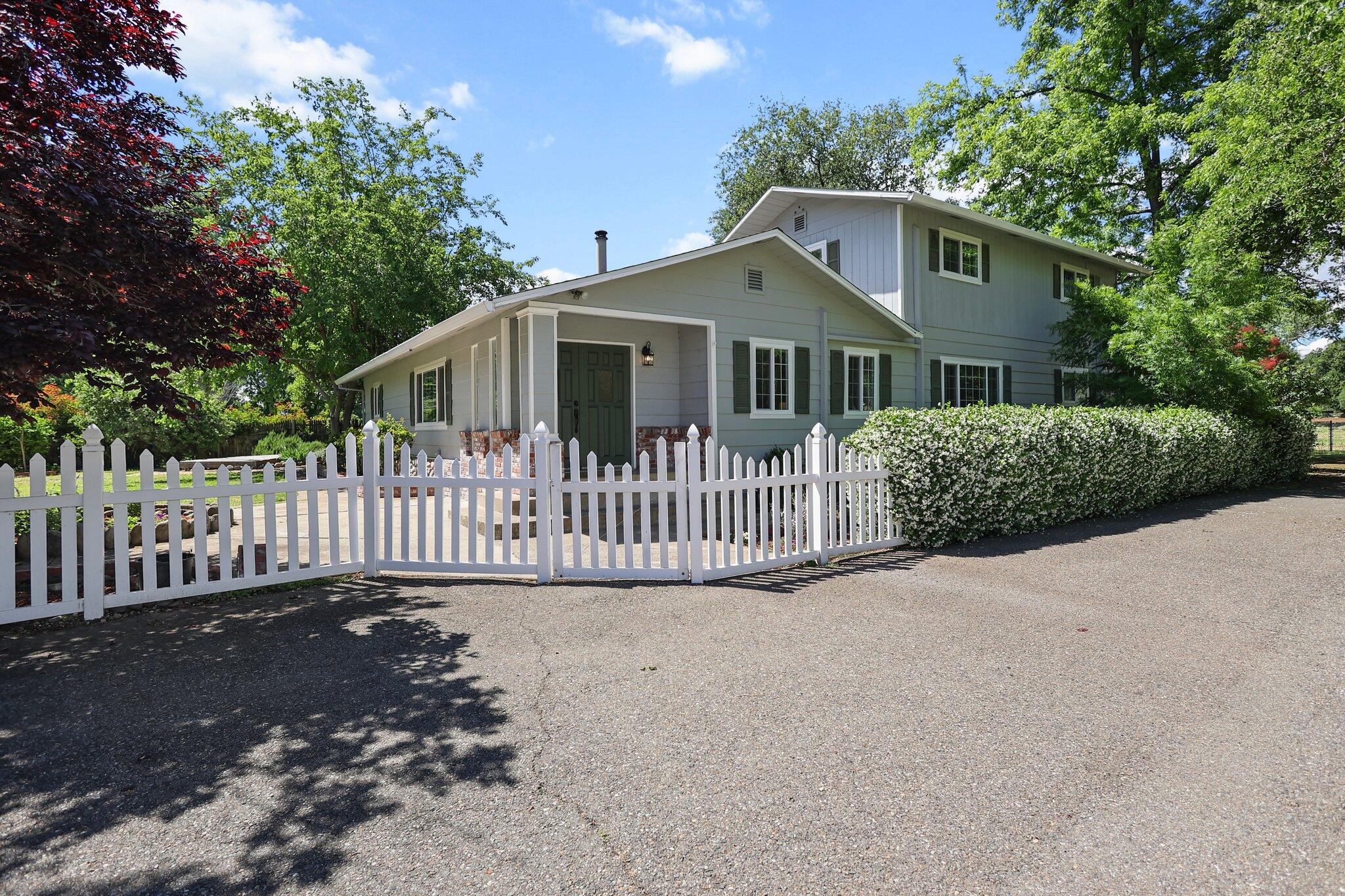 19186 Knighton Road Redding, CA 96002 - Photo 48 of 50 fenced front yard