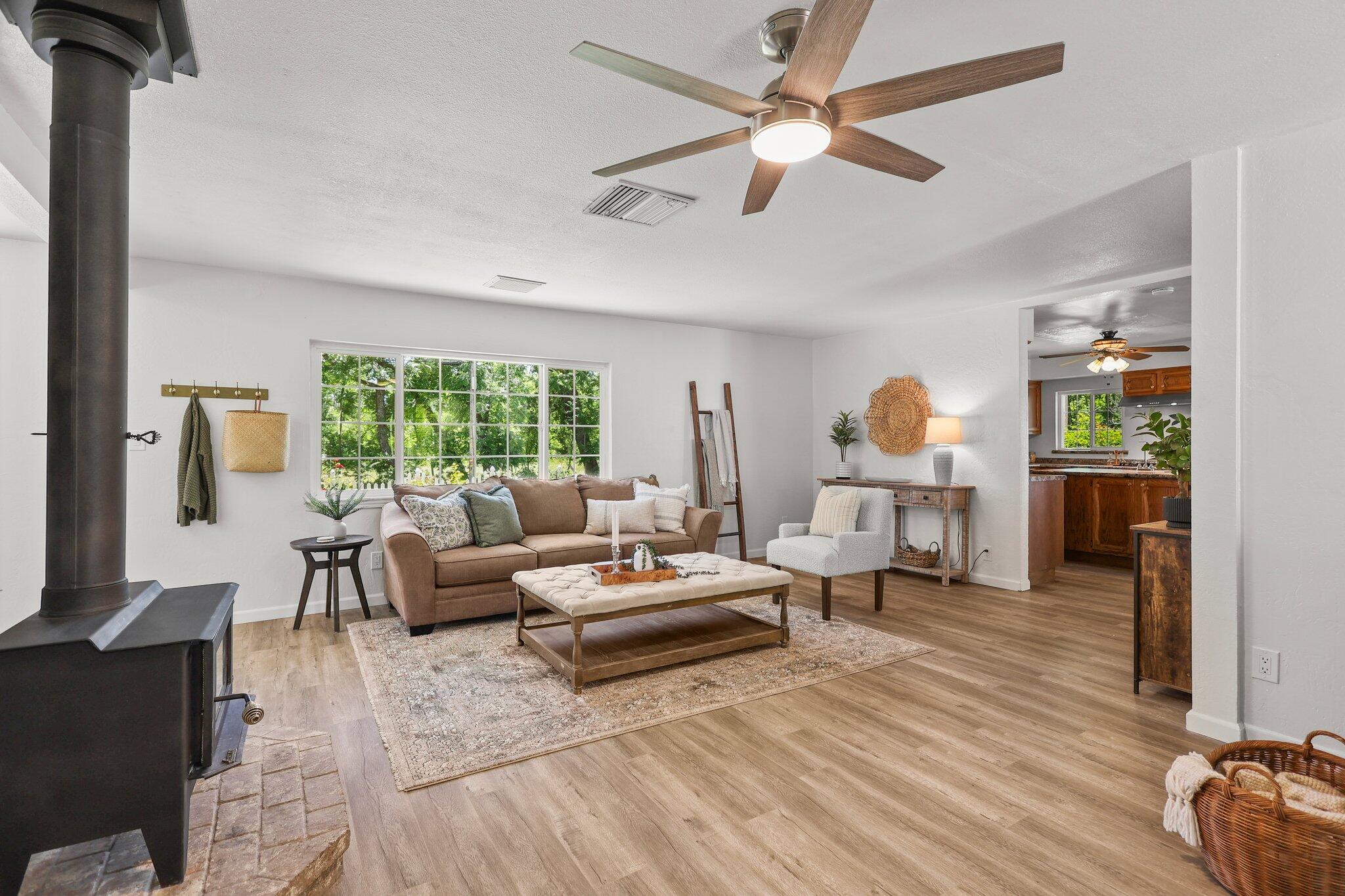 19186 Knighton Road Redding, CA 96002 - Photo 5 of 50 7-web-or-mls-8Q0A9450