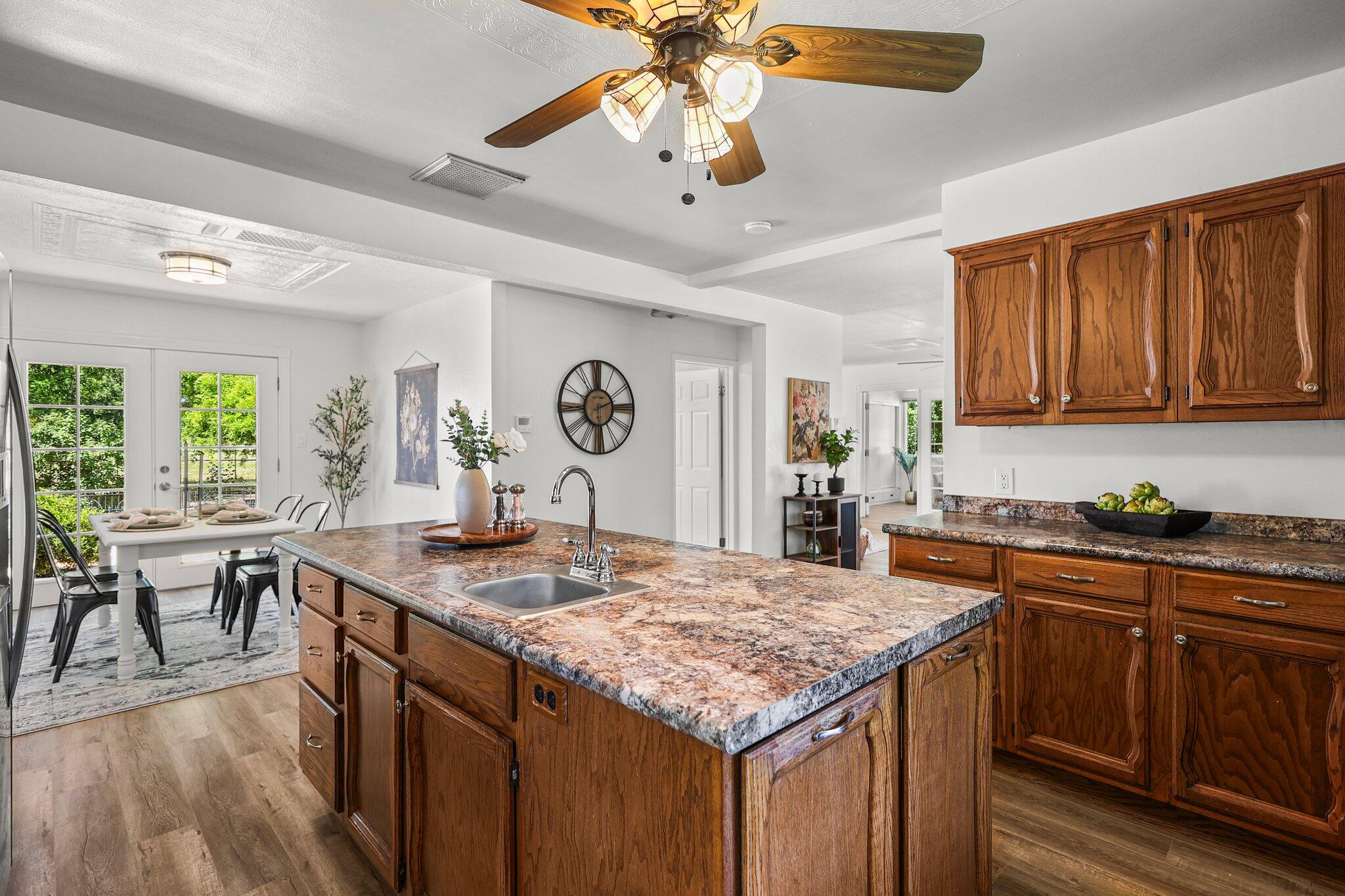 19186 Knighton Road Redding, CA 96002 - Photo 9 of 50 24-web-or-mls-8Q0A9616