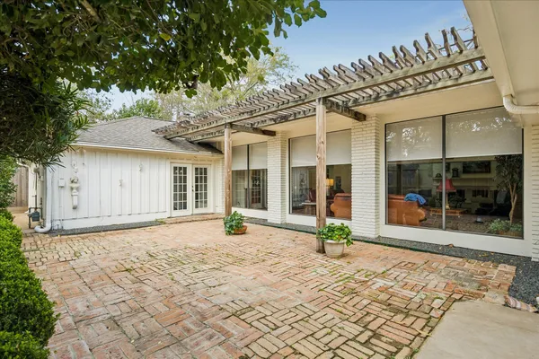 a view of a yard with a tree