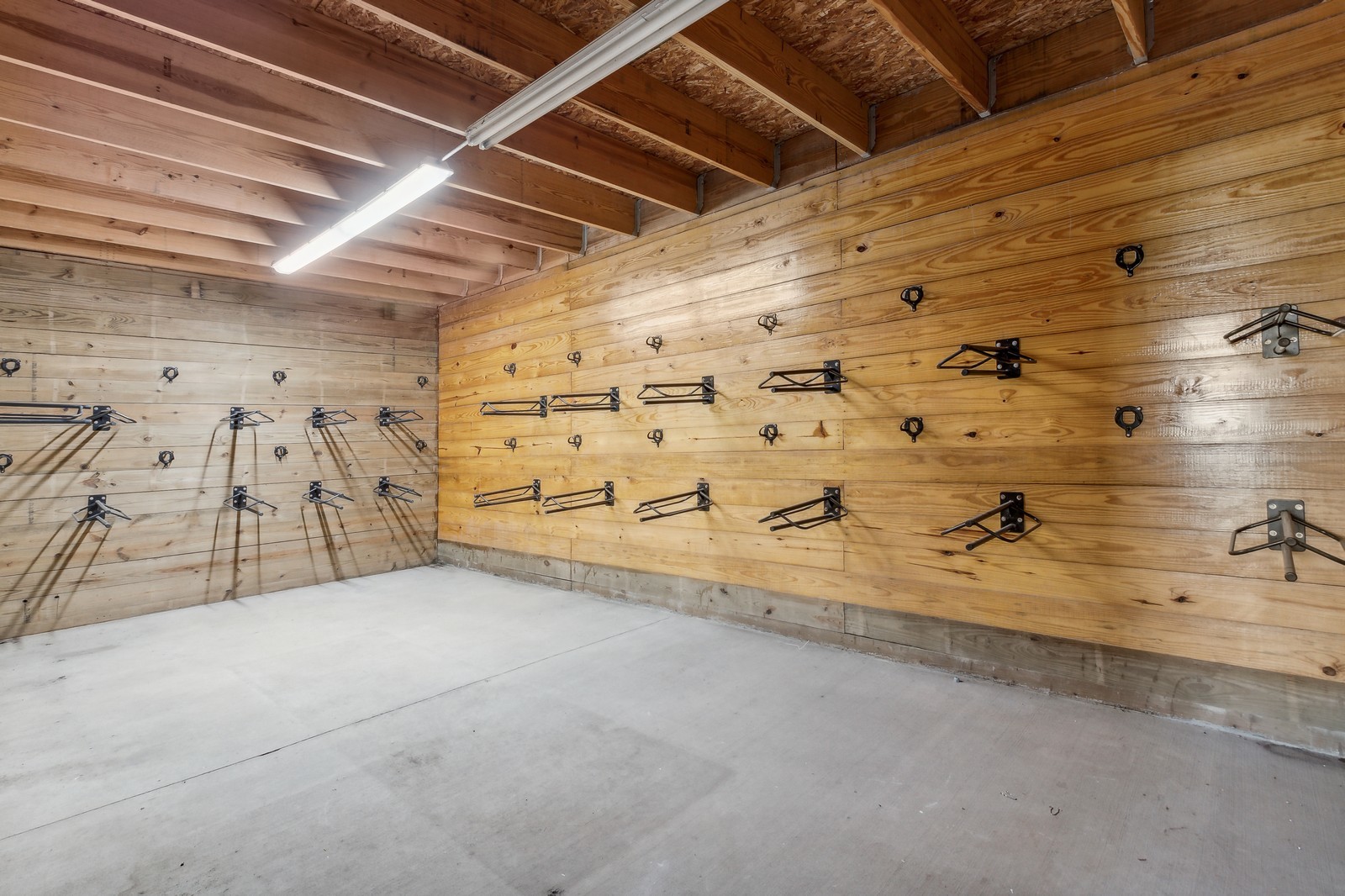 343 South Kinsman Road Seneca, IL 61360 - Photo 9 of 25 a view of a garage