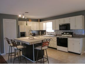 366 Carlton Road Bristol, TN 37620 - Photo 3 of 14 New Stove and Microwave