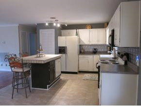366 Carlton Road Bristol, TN 37620 - Photo 4 of 14 New Island wdishwasher