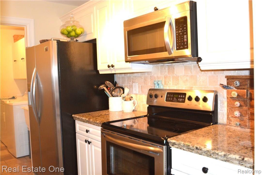 3496 Oakmonte Boulevard Rochester, MI 48306 - Photo 11 of 19 OAKMONTE STOVE, REF.