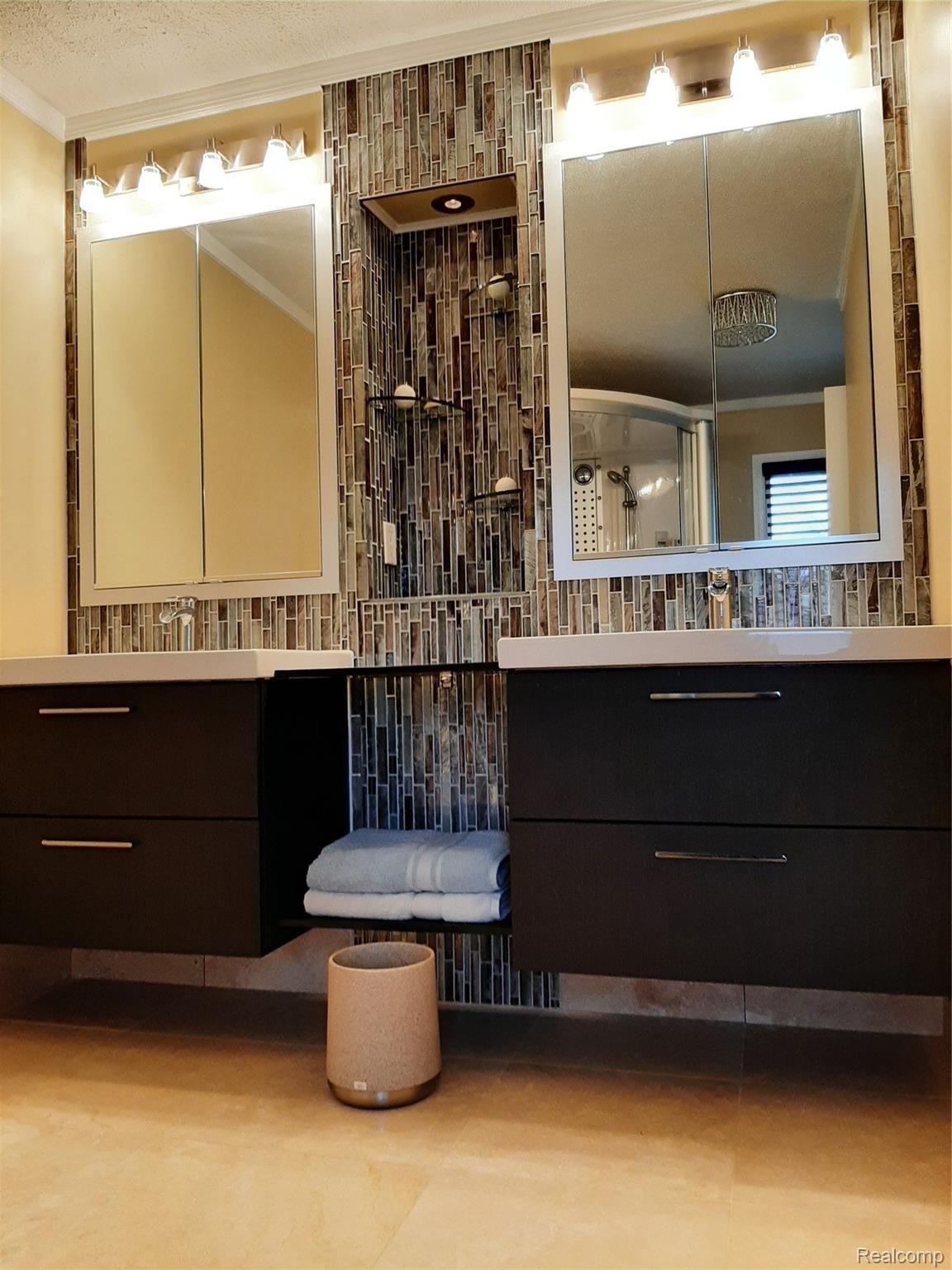 1657 John R Road Rochester, MI 48307 - Photo 19 of 25 33 master bath c.jpg