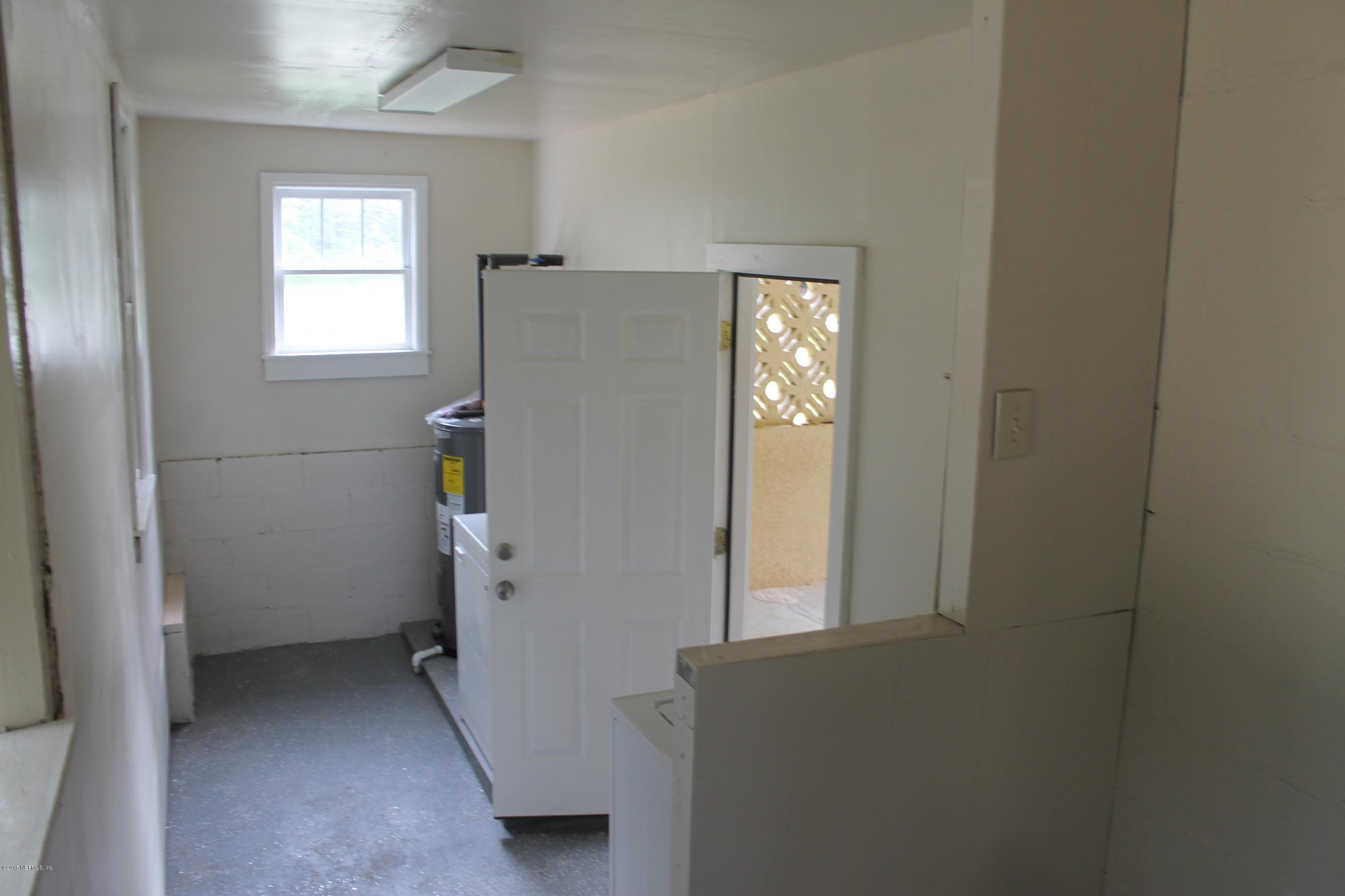 6207 Lone Star Road Jacksonville, FL 32211 - Photo 34 of 35 a view of hallway with window