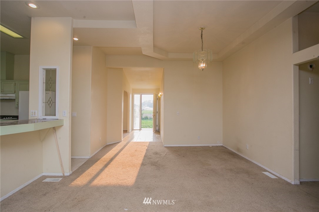 10285 Idano Road Northeast Moses Lake, WA 98837 - Photo 3 of 22 Gallery Image 3