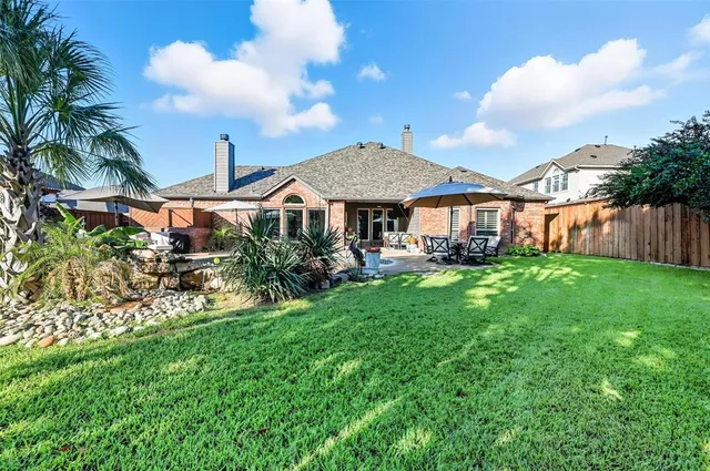 a view of a backyard with sitting area and furniture