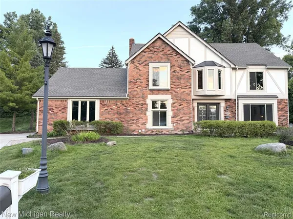 $679,000 | 650 Deerfield Court, Rochester Hills, MI 48309
