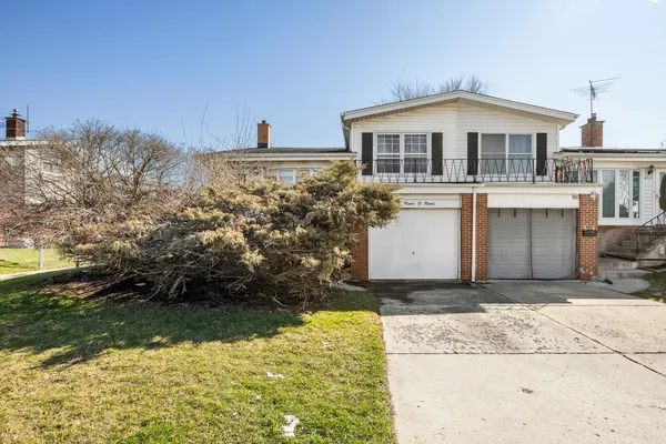 $199,999 | 8909 Robin Drive, Des Plaines, IL 60016