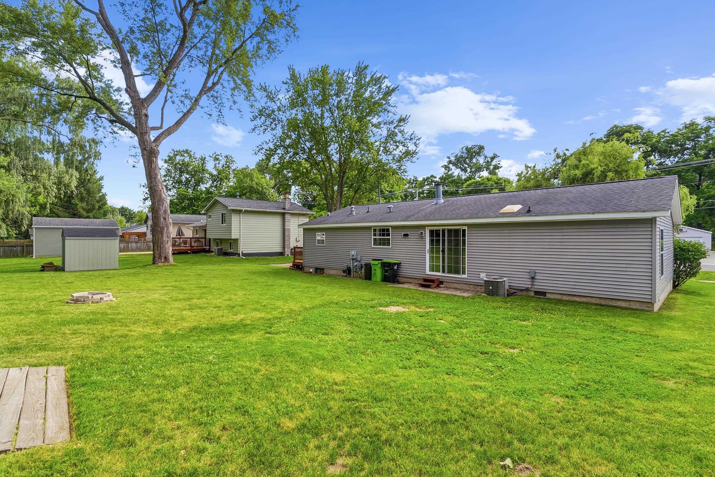 880 North East Street Fenton, MI 48430 - Photo 11 of 33 50213327-b1fd12f4-1a53-4573-b1e2-00f6b805d207.JPG