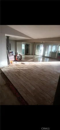 a view of a livingroom with furniture and a ceiling fan