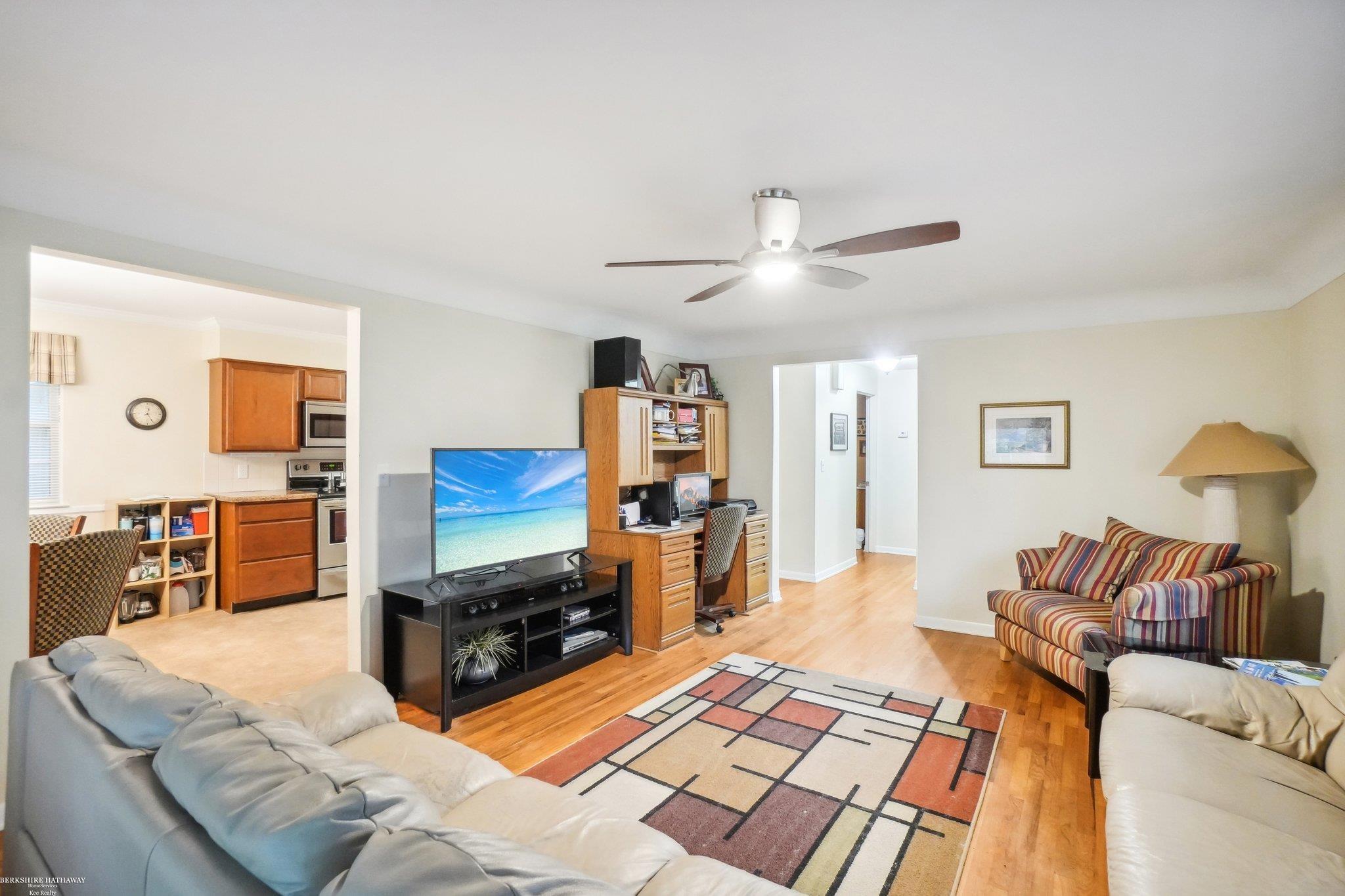 3256 Riverside Drive Port Huron, MI 48060 - Photo 5 of 36 50151747-543d1a9c-d8f5-4116-8c65-f20f01906f45.JPG