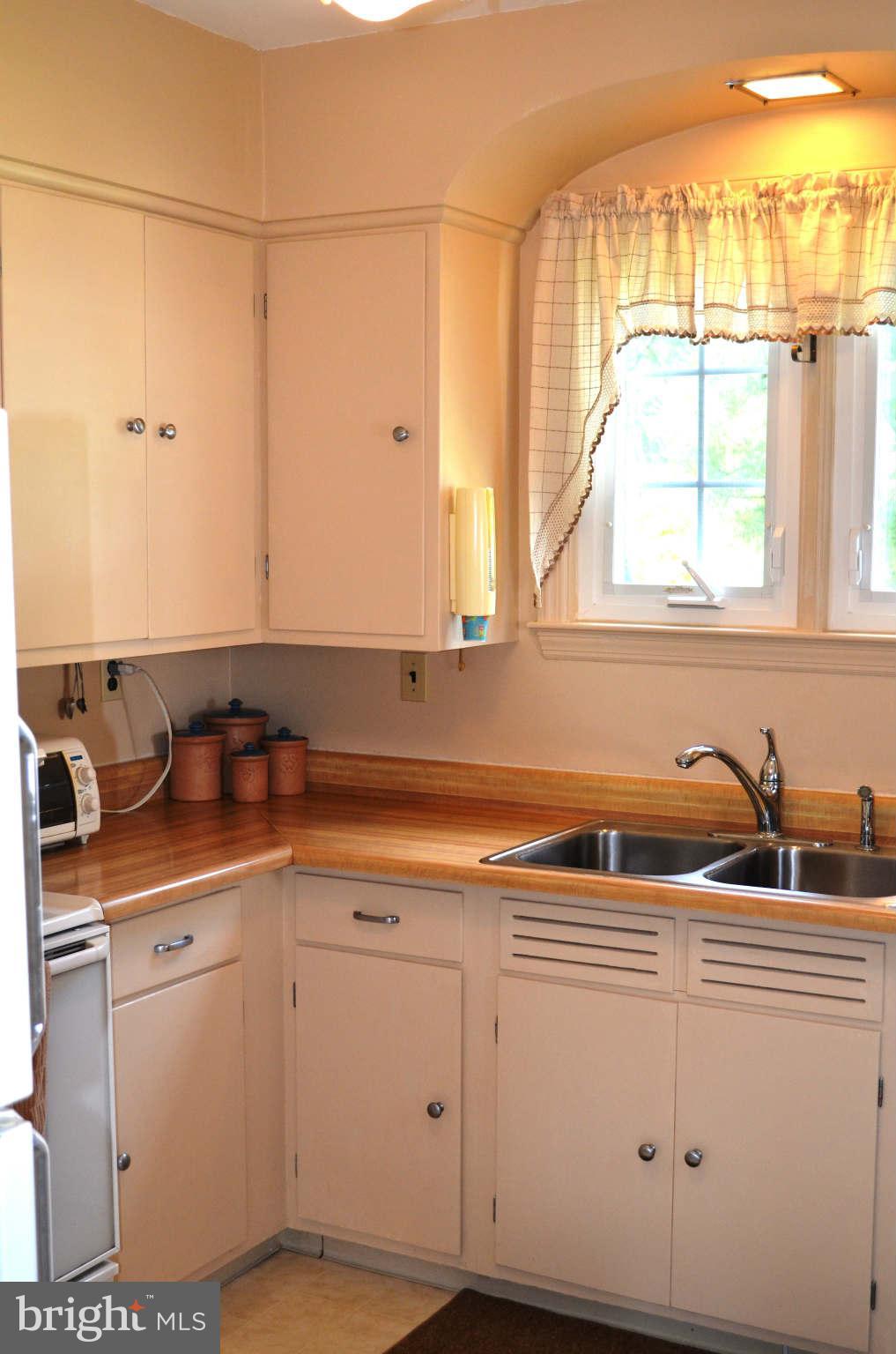 17 Dungarrie Road Baltimore, MD 21228 - Photo 11 of 30 Kitchen