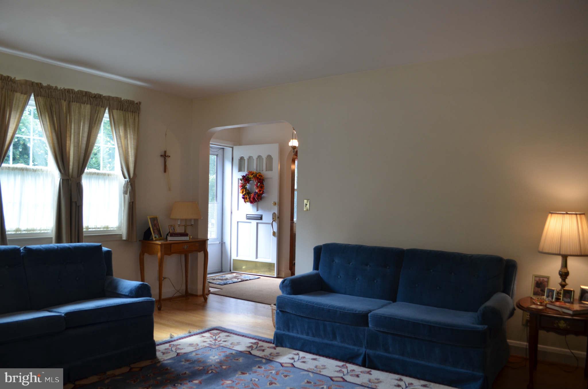 17 Dungarrie Road Baltimore, MD 21228 - Photo 5 of 30 Living Room