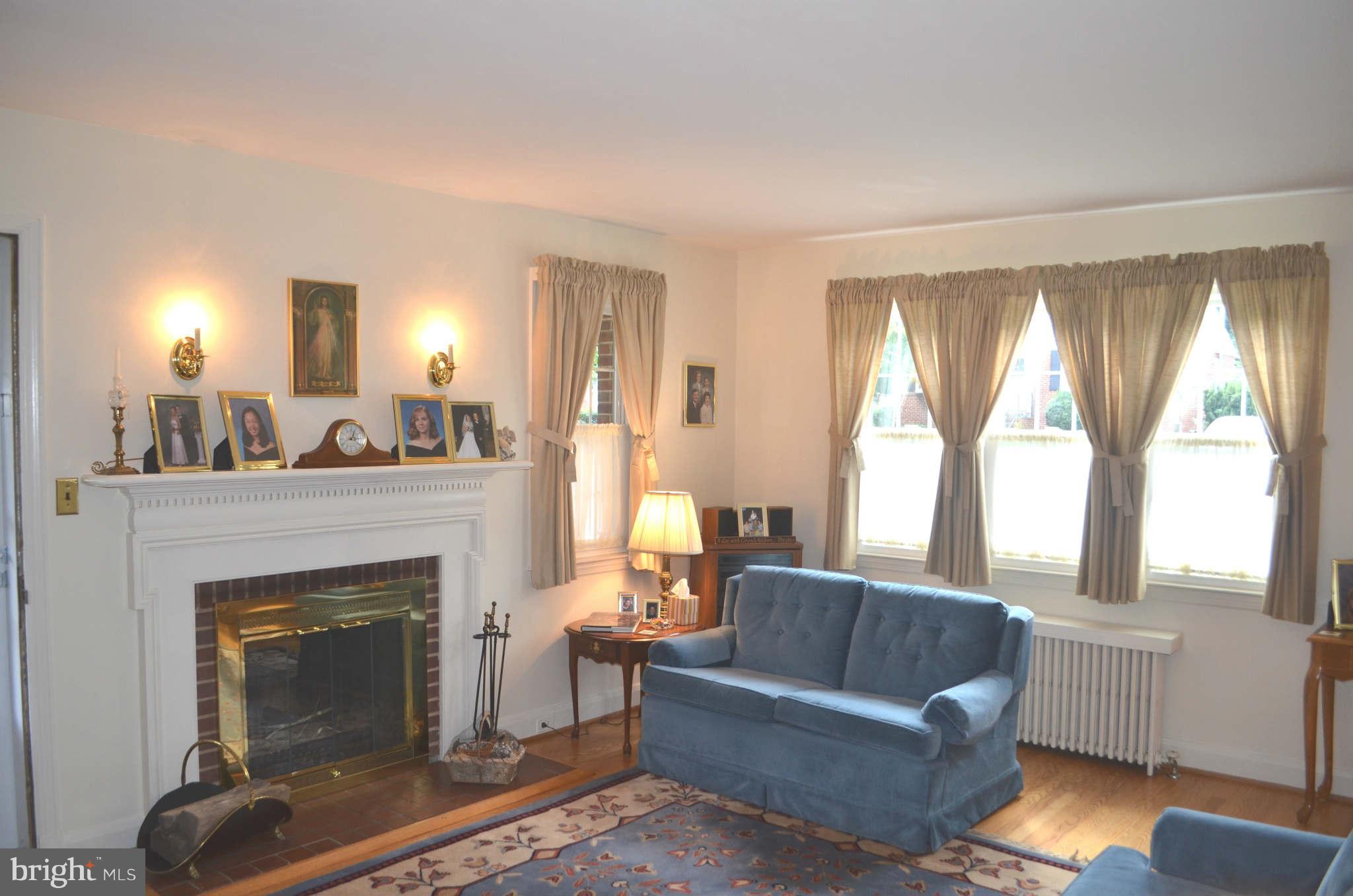 17 Dungarrie Road Baltimore, MD 21228 - Photo 6 of 30 Living Room