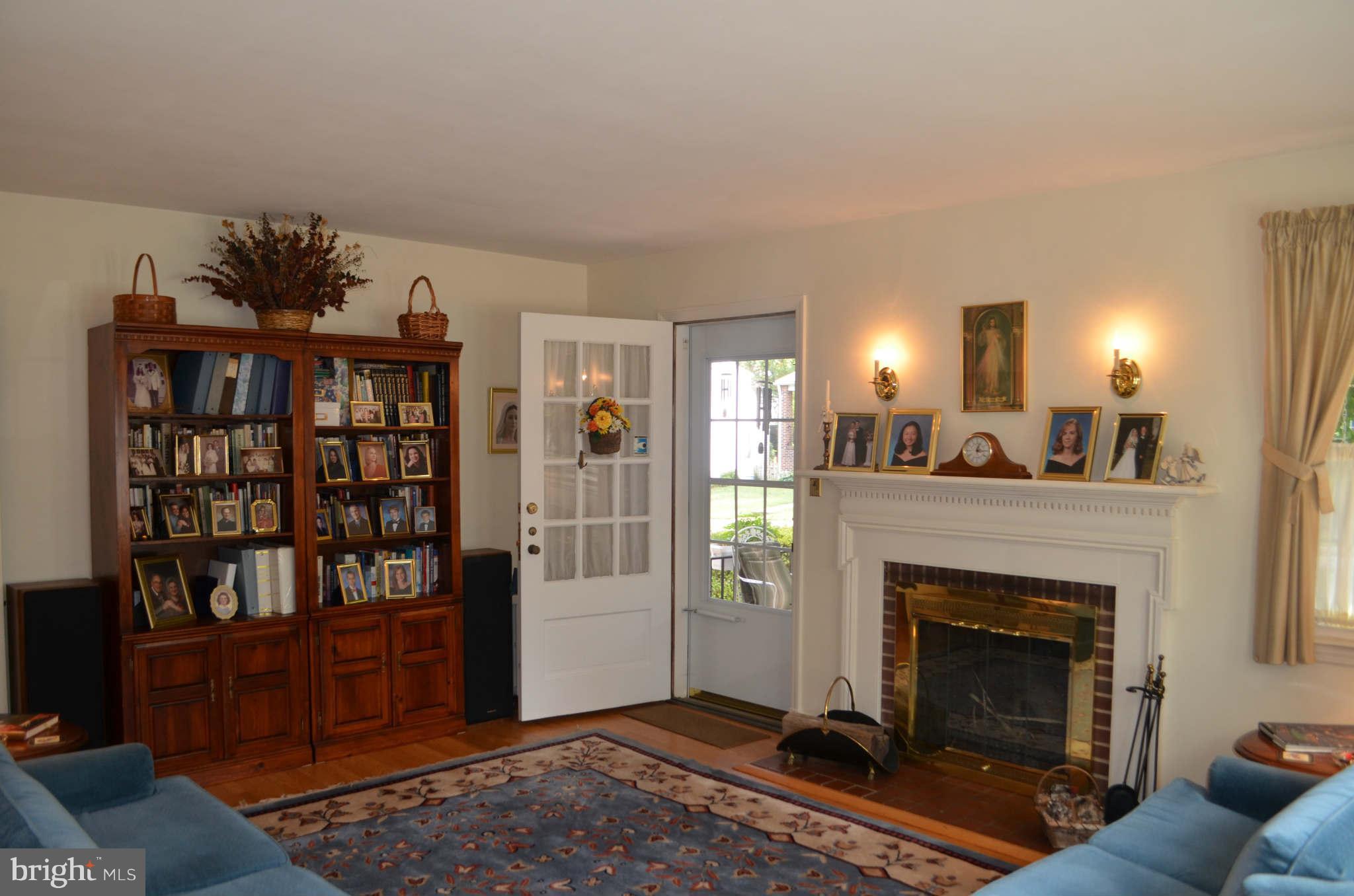 17 Dungarrie Road Baltimore, MD 21228 - Photo 7 of 30 Living Room