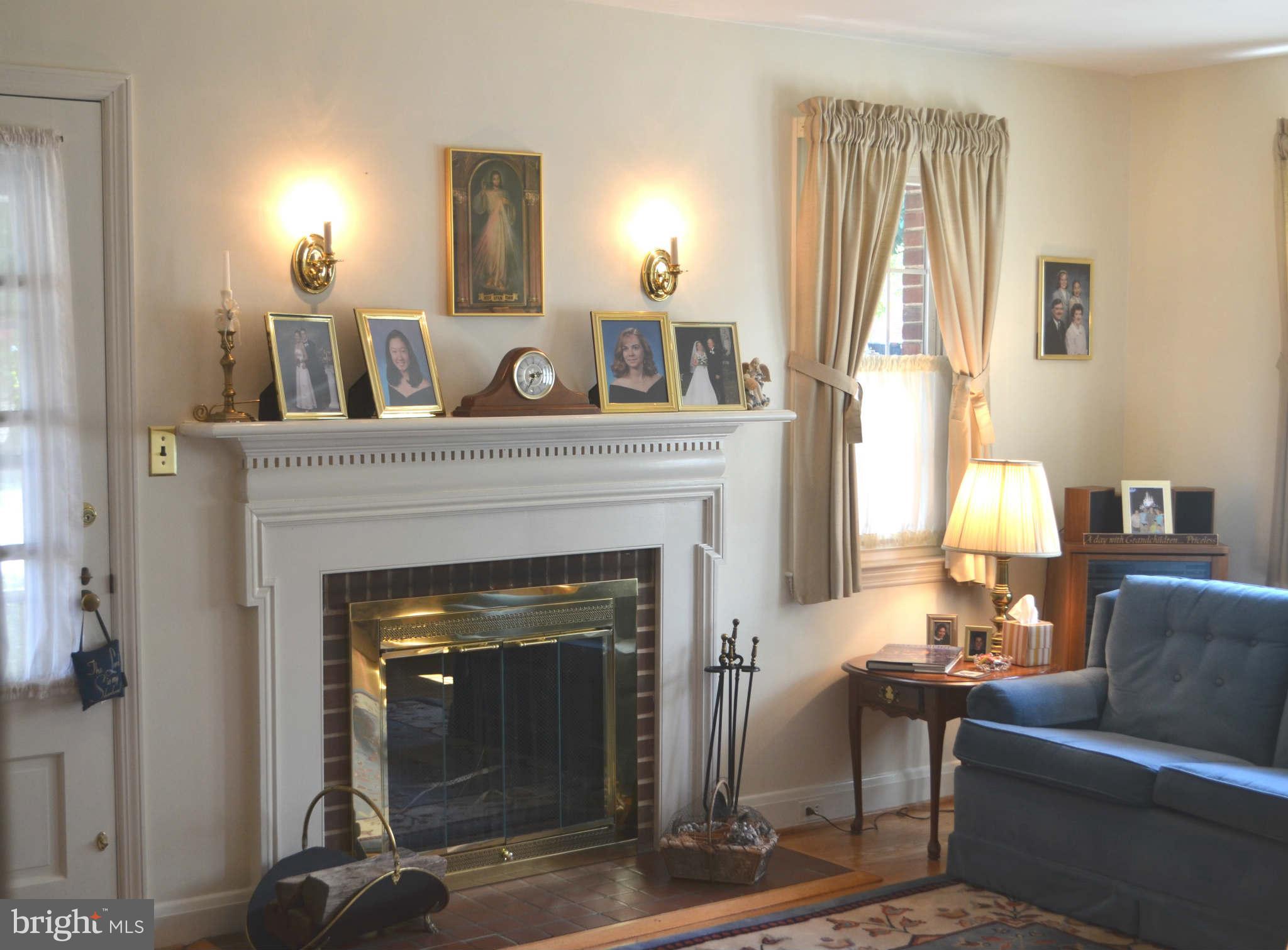 17 Dungarrie Road Baltimore, MD 21228 - Photo 8 of 30 Living Room