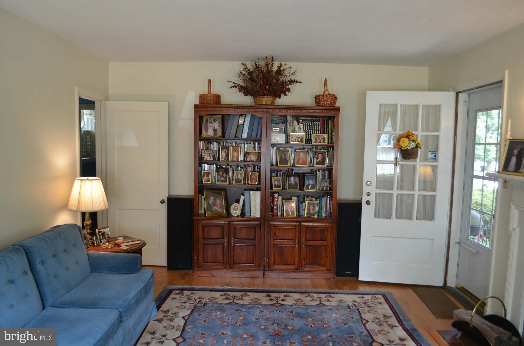 17 Dungarrie Road Baltimore, MD 21228 - Photo 9 of 30 Living Room