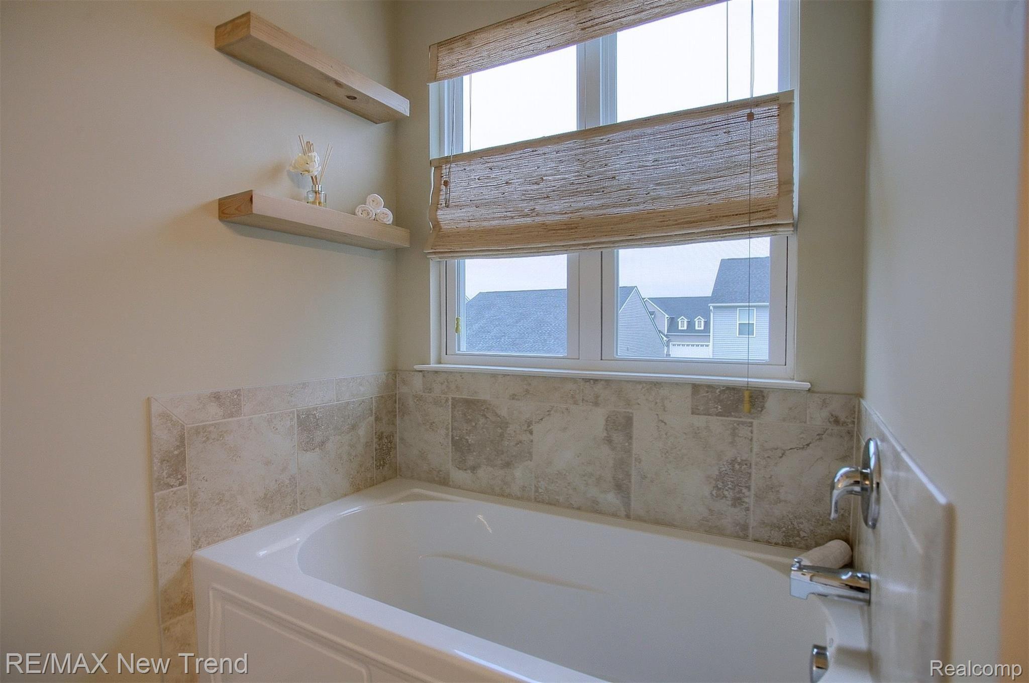 3207 Curtis Road Wixom, MI 48393 - Photo 21 of 33 21-Master Bathroom 3rd View.jpg