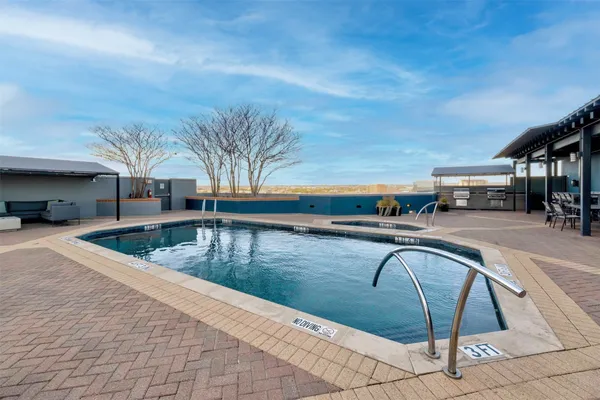 $2,175 | 54 Rainey Street, Unit 1111, Austin, TX 78701