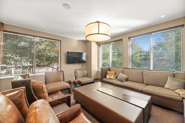 $2,175 | 54 Rainey Street, Unit 1111, Austin, TX 78701