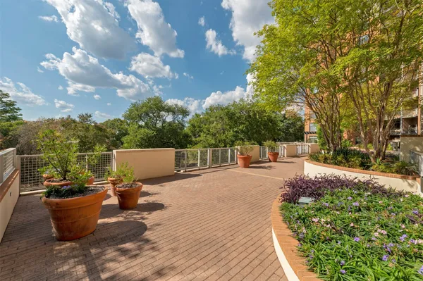 $2,175 | 54 Rainey Street, Unit 1111, Austin, TX 78701