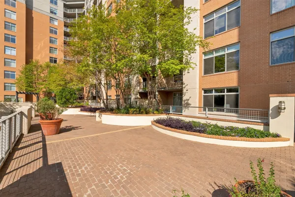 $2,175 | 54 Rainey Street, Unit 1111, Austin, TX 78701