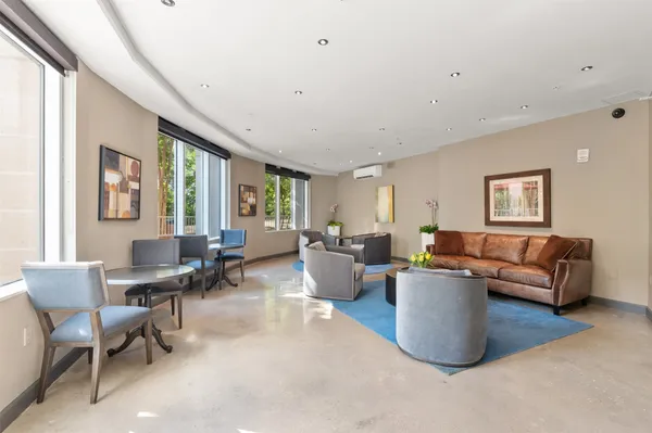 $2,175 | 54 Rainey Street, Unit 1111, Austin, TX 78701