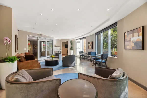 $2,175 | 54 Rainey Street, Unit 1111, Austin, TX 78701