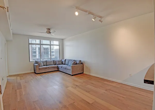 $2,175 | 54 Rainey Street, Unit 1111, Austin, TX 78701