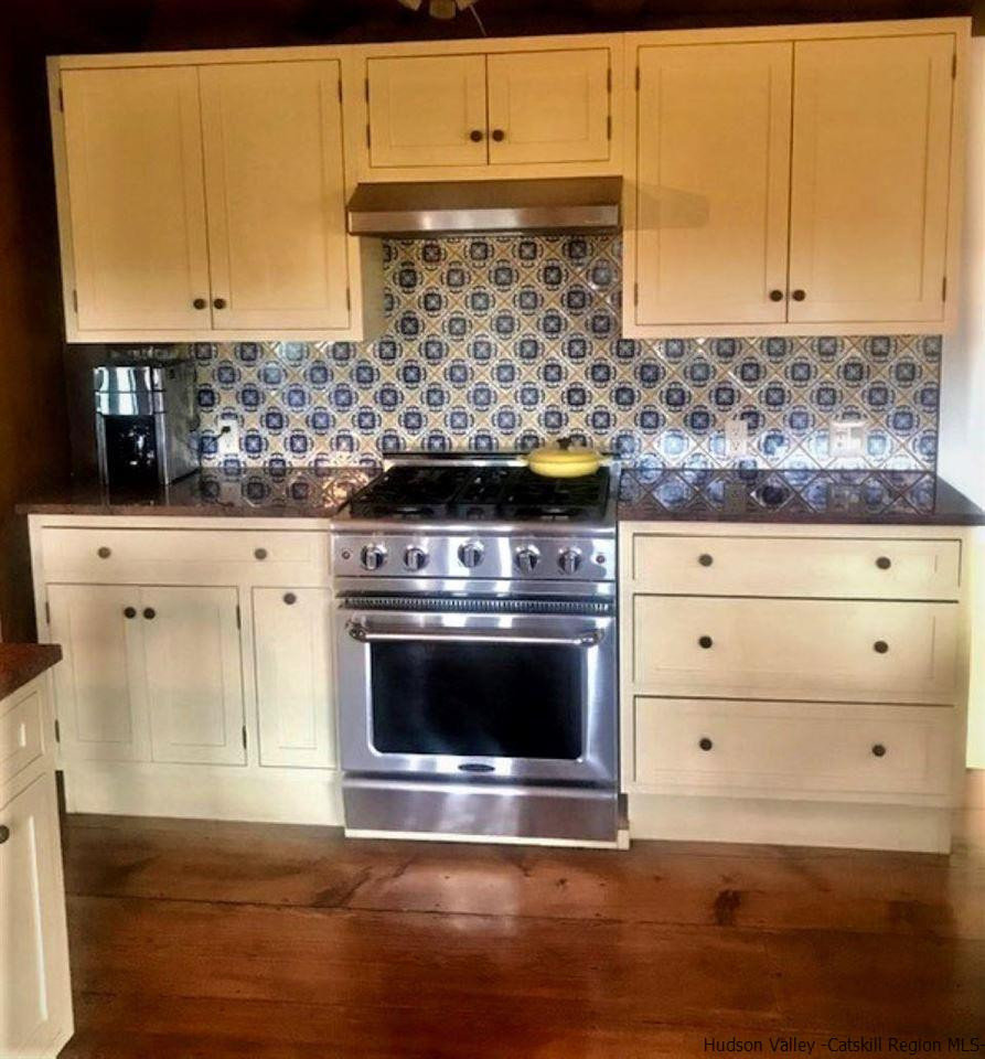 41 Stokes Way High Falls, NY 12440 - Photo 11 of 35 a kitchen with granite countertop a stove and cabinets