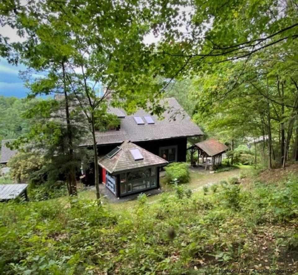 41 Stokes Way High Falls, NY 12440 - Photo 3 of 35 a backyard of a house with table and chairs