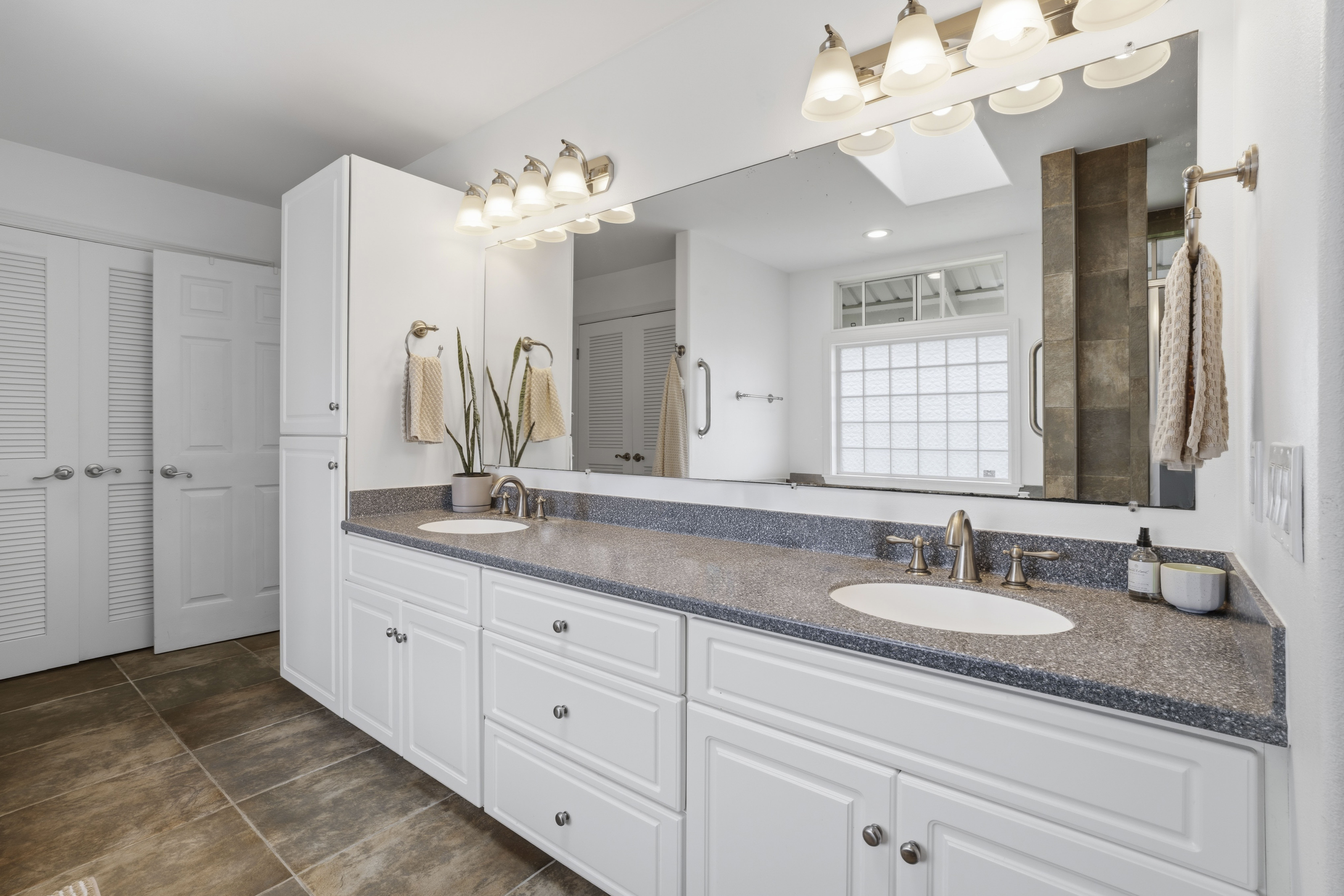 18-3970 Canney Road Mountain View, HI 96771 - Photo 21 of 30 a bathroom with double vanity sinks a vanity a lamp and a mirror