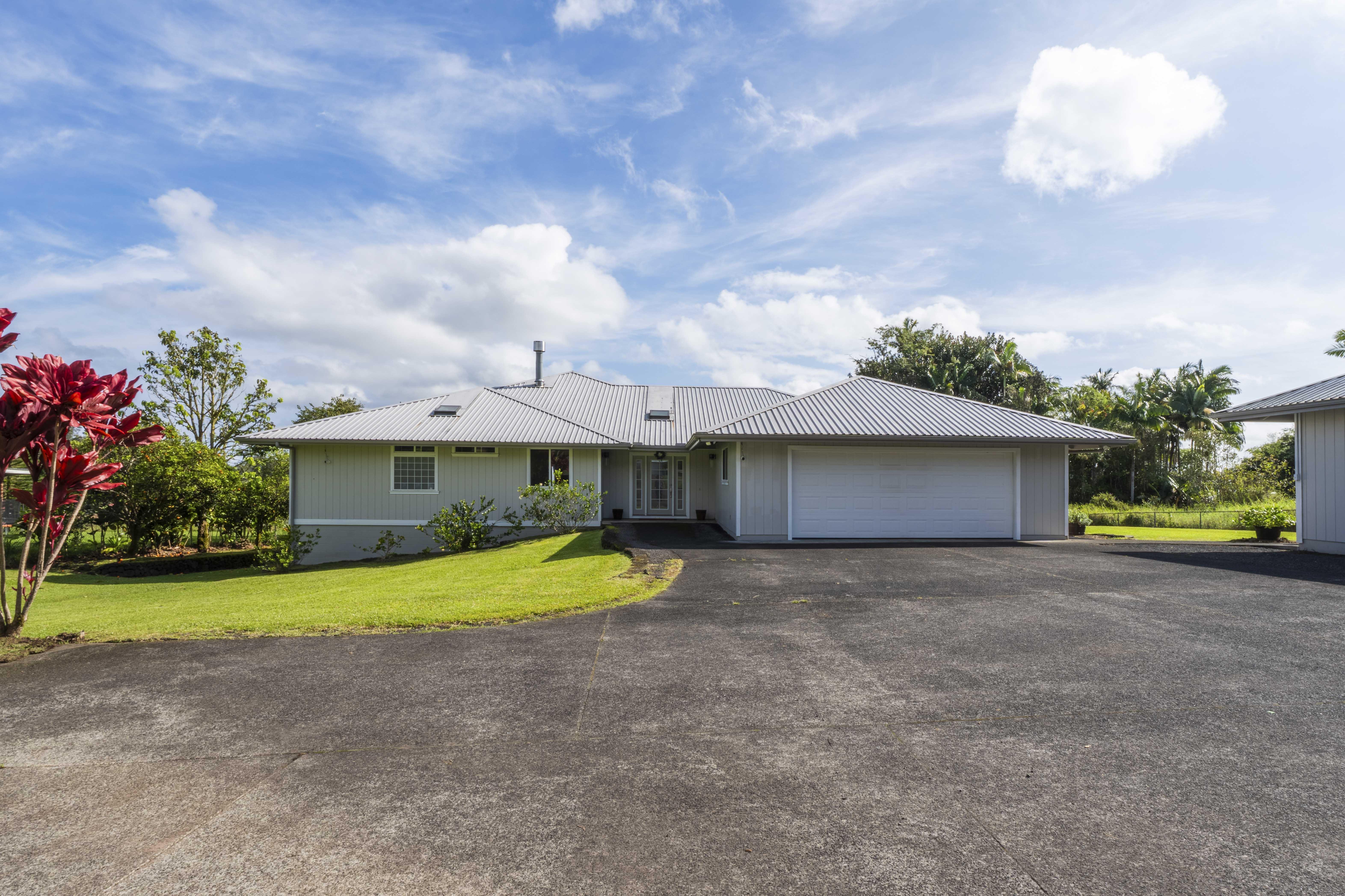 18-3970 Canney Road Mountain View, HI 96771 - Photo 27 of 30 a view of a house with pool and a yard