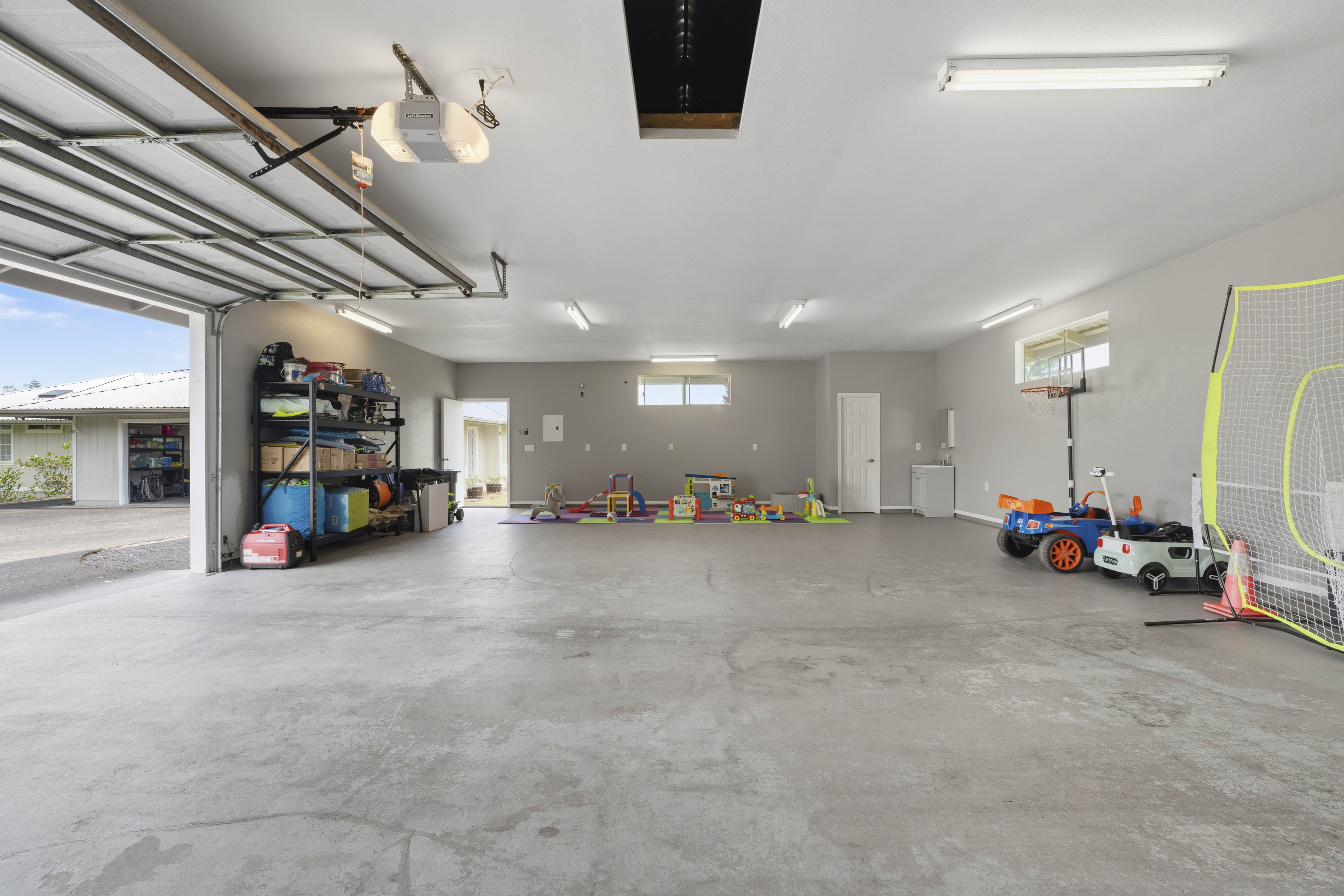 18-3970 Canney Road Mountain View, HI 96771 - Photo 4 of 30 a view of a room with gym equipment